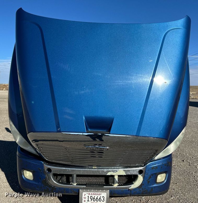 image for item ER8582 2013 Freightliner Cascadia semi truck