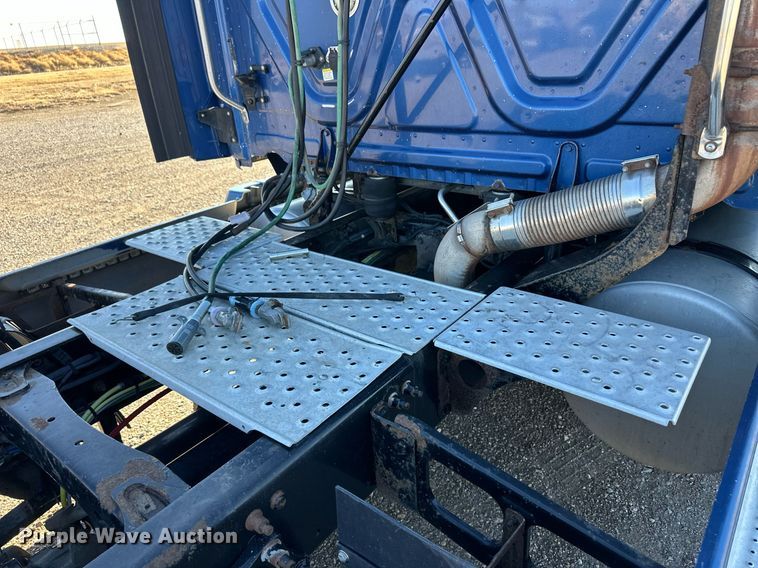 image for item ER8582 2013 Freightliner Cascadia semi truck