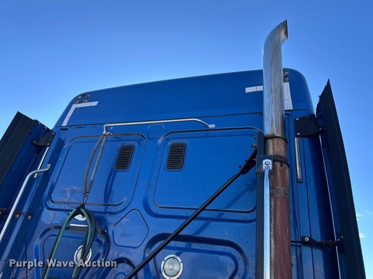 image for item ER8582 2013 Freightliner Cascadia semi truck