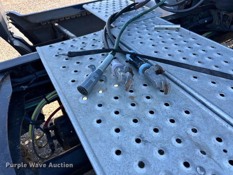 image for item ER8582 2013 Freightliner Cascadia semi truck