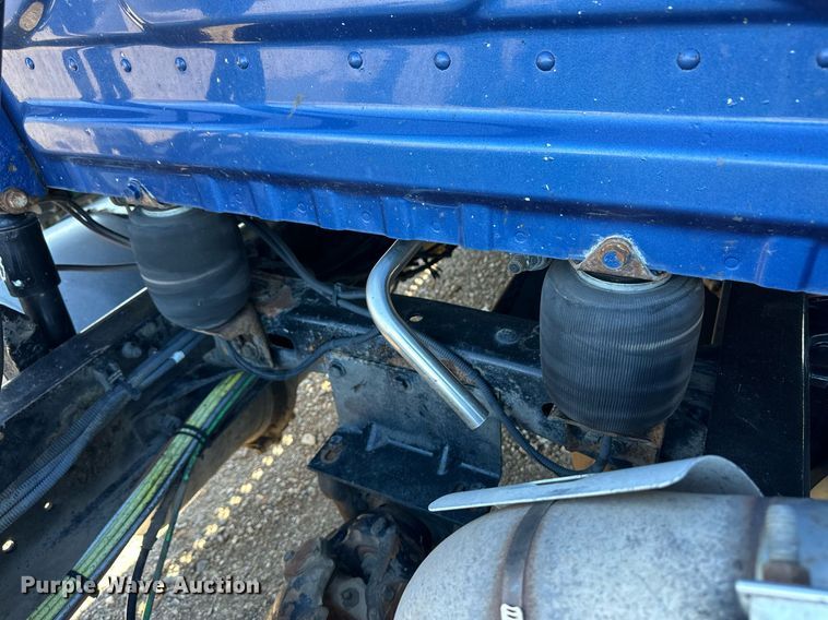 image for item ER8582 2013 Freightliner Cascadia semi truck