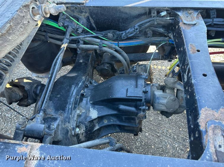 image for item ER8582 2013 Freightliner Cascadia semi truck