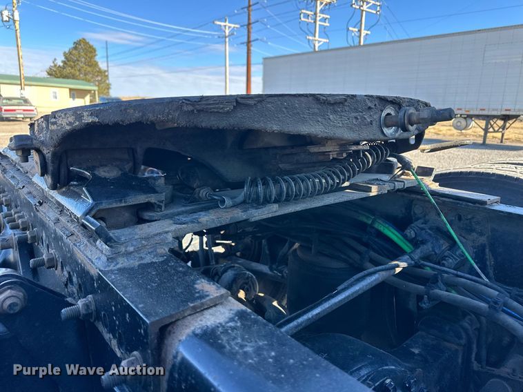 image for item ER8582 2013 Freightliner Cascadia semi truck