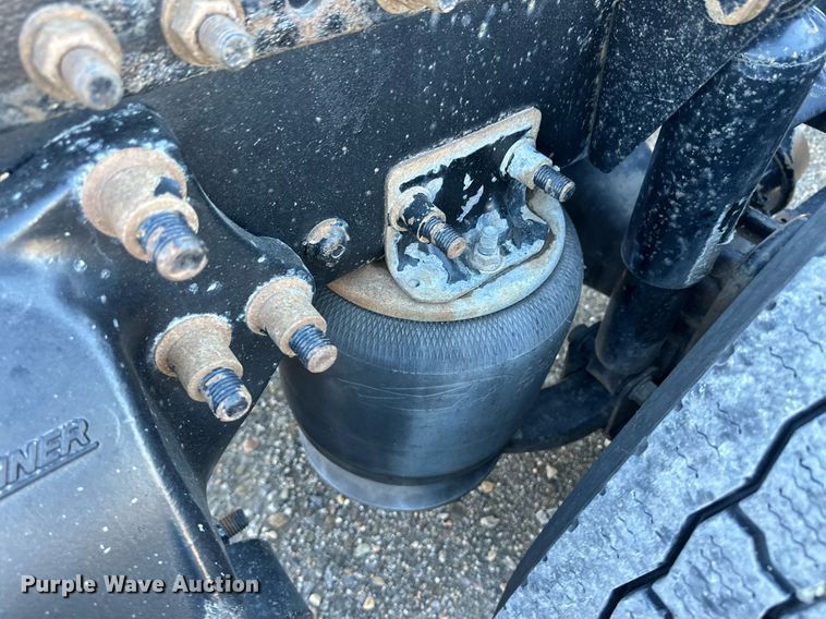 image for item ER8582 2013 Freightliner Cascadia semi truck