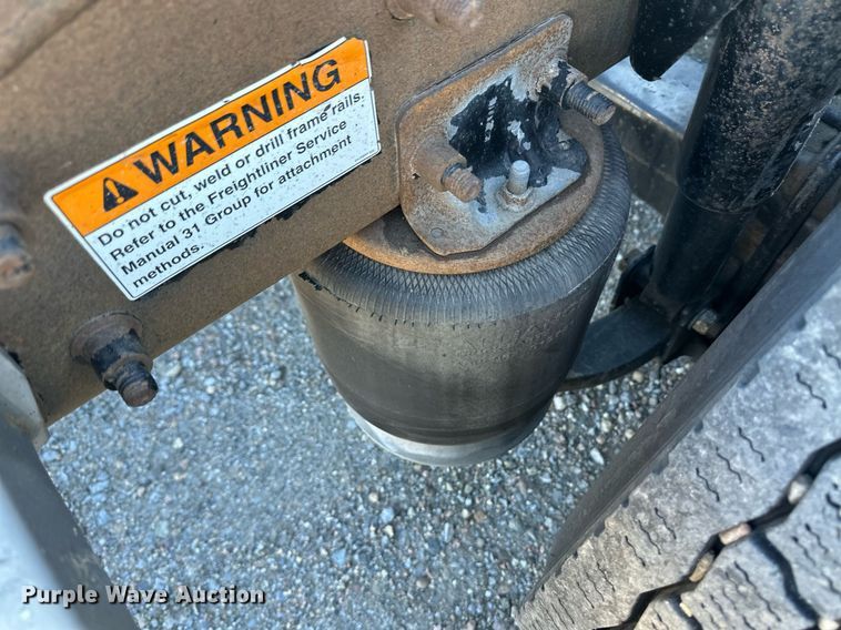 image for item ER8582 2013 Freightliner Cascadia semi truck