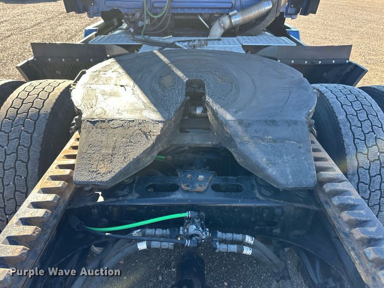 image for item ER8582 2013 Freightliner Cascadia semi truck