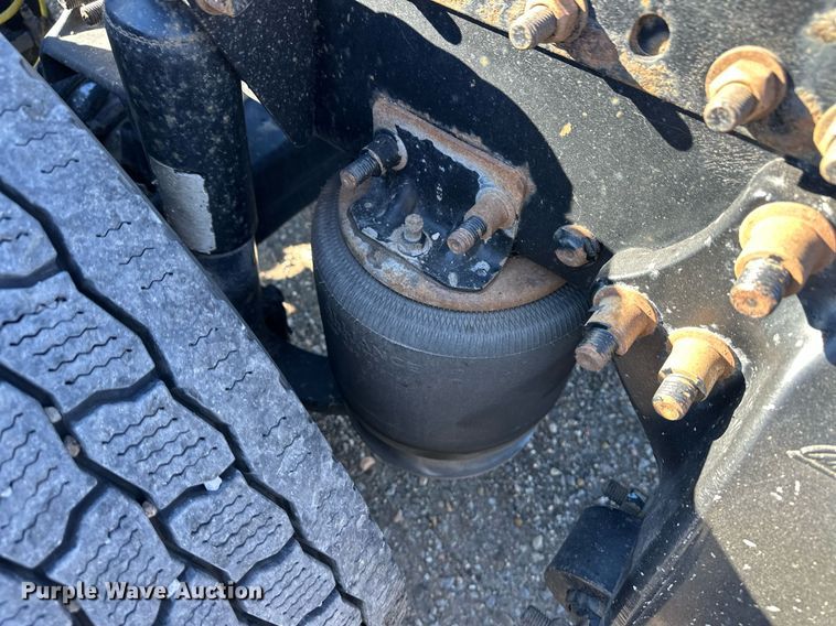 image for item ER8582 2013 Freightliner Cascadia semi truck