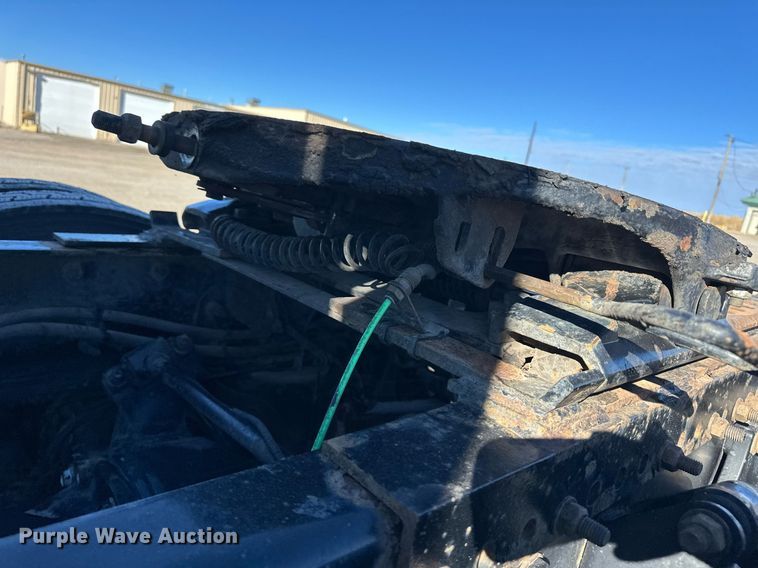 image for item ER8582 2013 Freightliner Cascadia semi truck