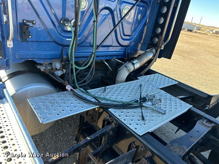 image for item ER8582 2013 Freightliner Cascadia semi truck