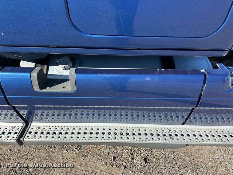 image for item ER8582 2013 Freightliner Cascadia semi truck