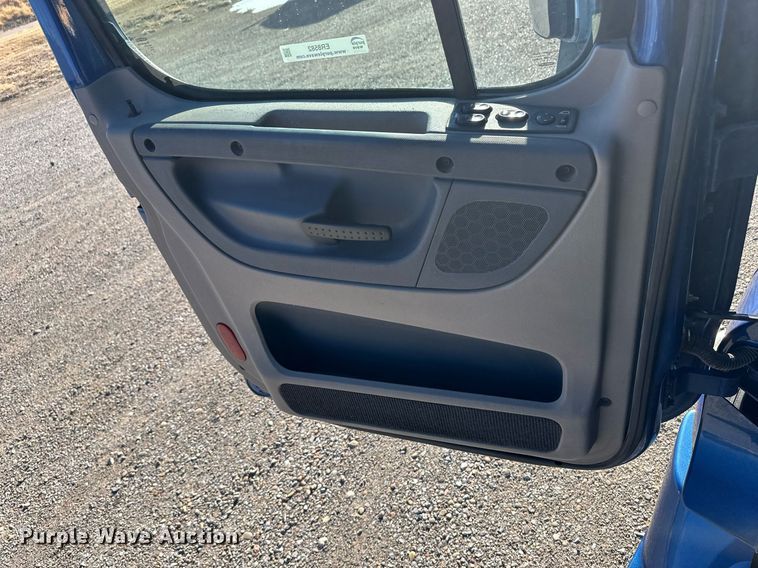 image for item ER8582 2013 Freightliner Cascadia semi truck