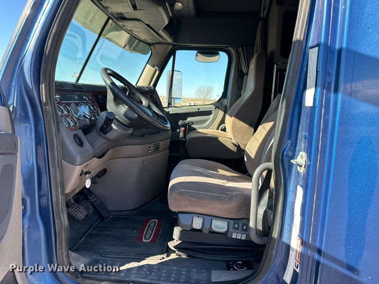 image for item ER8582 2013 Freightliner Cascadia semi truck