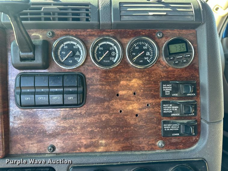 image for item ER8582 2013 Freightliner Cascadia semi truck