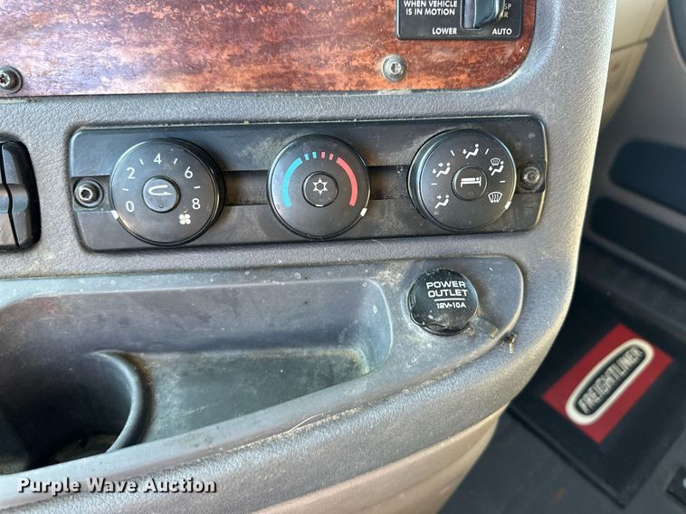 image for item ER8582 2013 Freightliner Cascadia semi truck