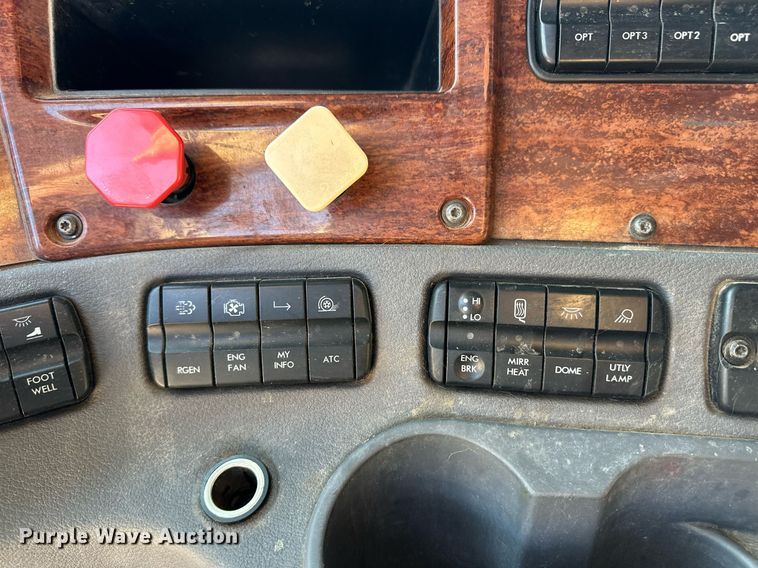 image for item ER8582 2013 Freightliner Cascadia semi truck