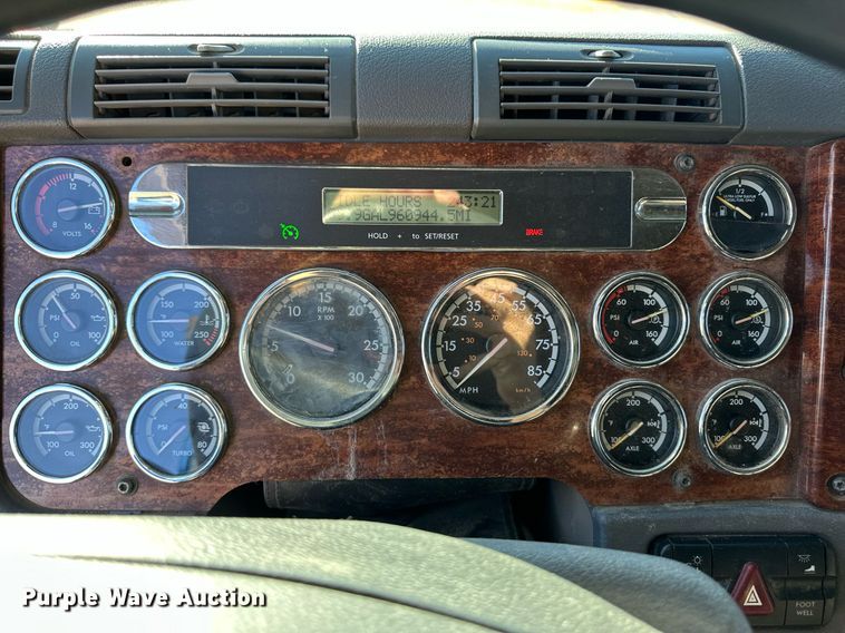 image for item ER8582 2013 Freightliner Cascadia semi truck