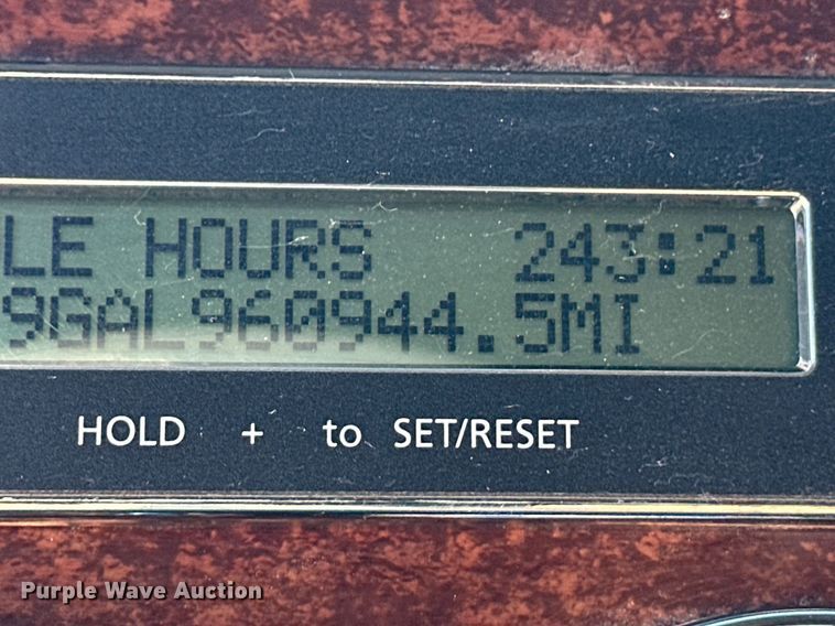 image for item ER8582 2013 Freightliner Cascadia semi truck