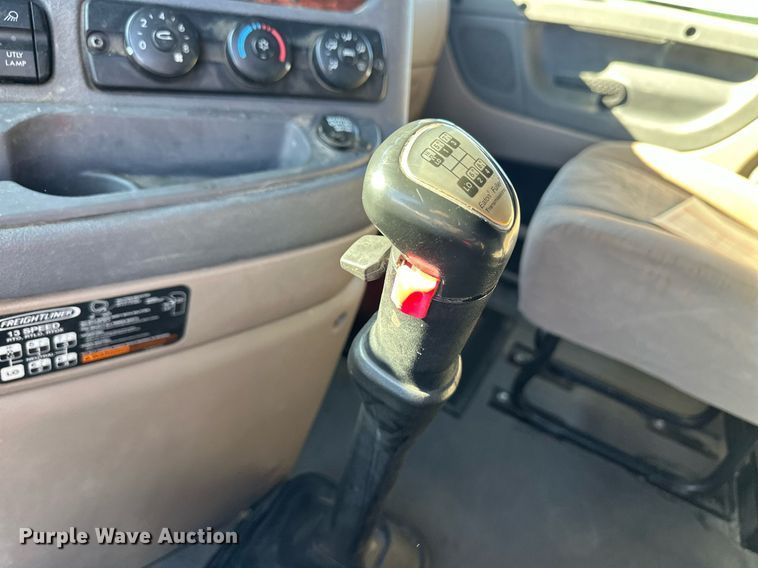 image for item ER8582 2013 Freightliner Cascadia semi truck