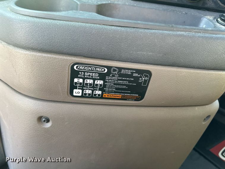 image for item ER8582 2013 Freightliner Cascadia semi truck