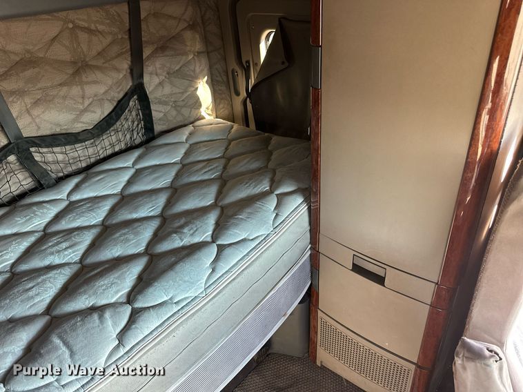 image for item ER8582 2013 Freightliner Cascadia semi truck