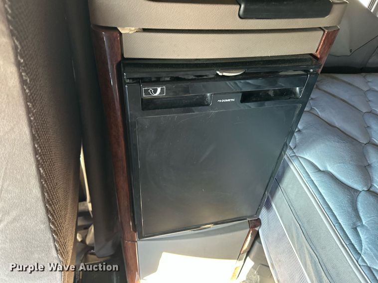 image for item ER8582 2013 Freightliner Cascadia semi truck