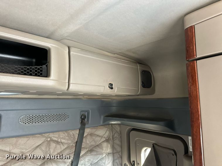 image for item ER8582 2013 Freightliner Cascadia semi truck