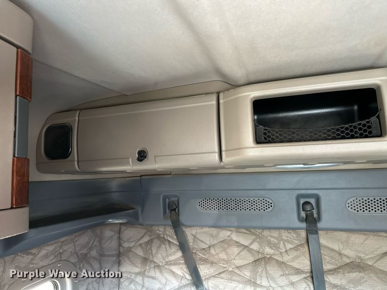 image for item ER8582 2013 Freightliner Cascadia semi truck