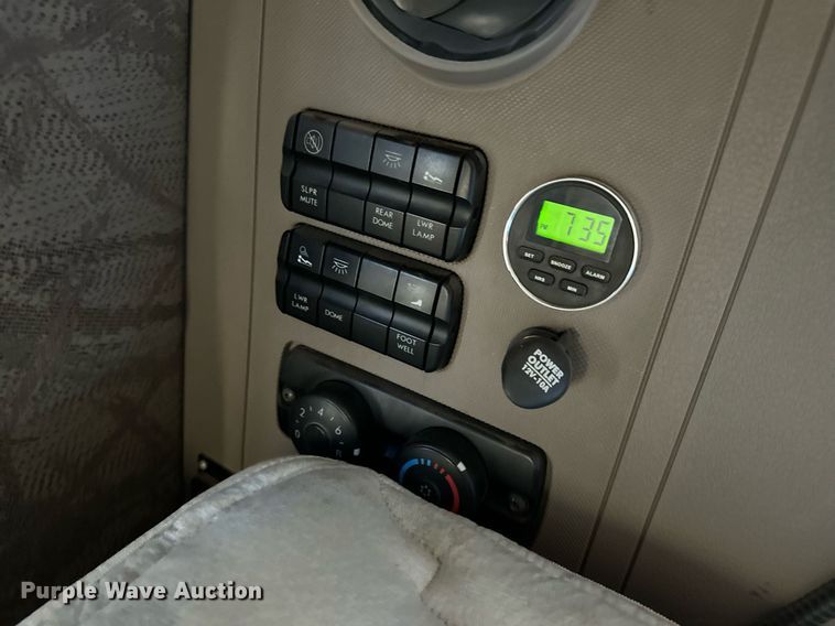 image for item ER8582 2013 Freightliner Cascadia semi truck