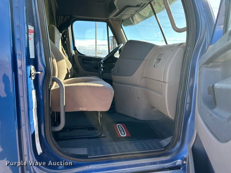 image for item ER8582 2013 Freightliner Cascadia semi truck