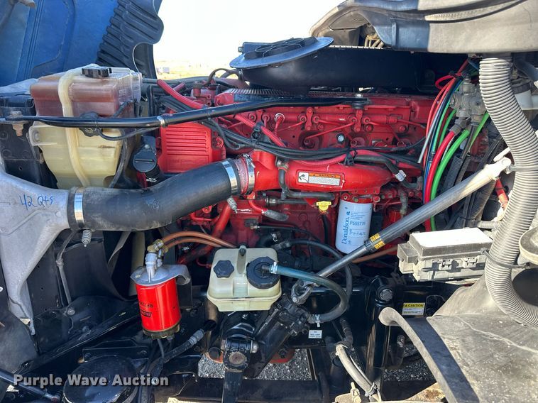 image for item ER8582 2013 Freightliner Cascadia semi truck