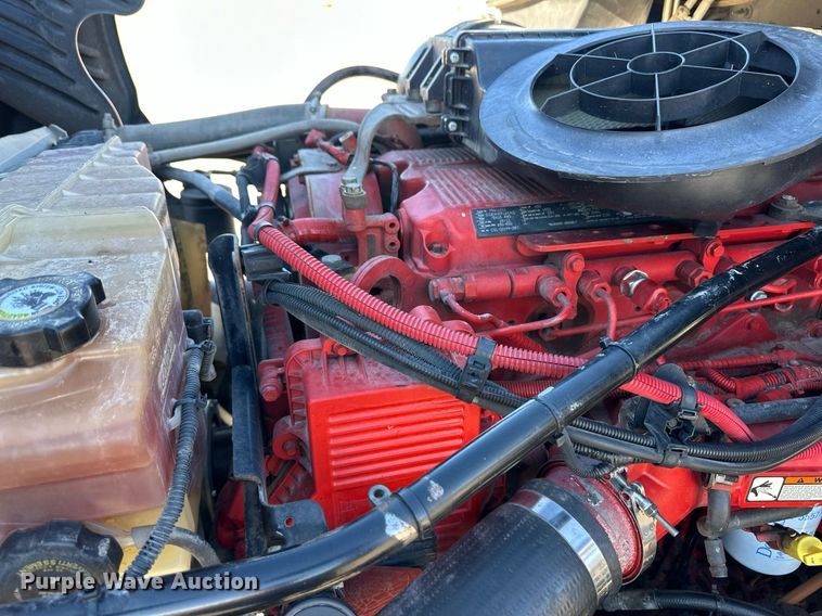 image for item ER8582 2013 Freightliner Cascadia semi truck