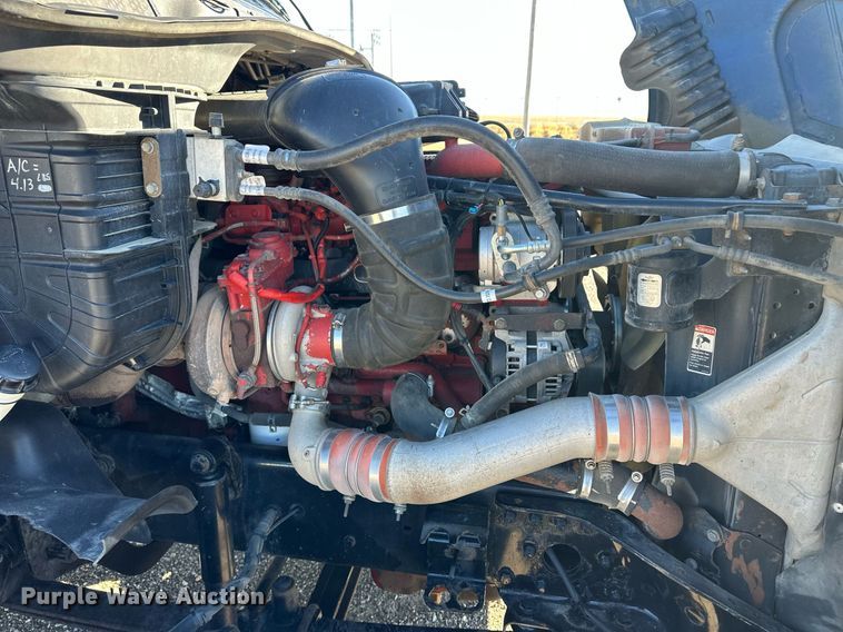 image for item ER8582 2013 Freightliner Cascadia semi truck