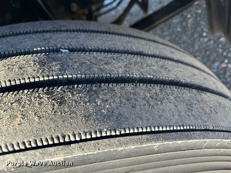 image for item ER8582 2013 Freightliner Cascadia semi truck