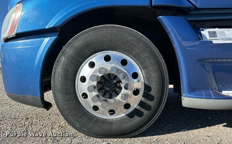 image for item ER8582 2013 Freightliner Cascadia semi truck