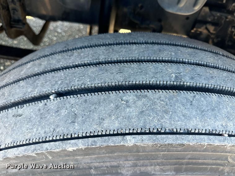 image for item ER8582 2013 Freightliner Cascadia semi truck