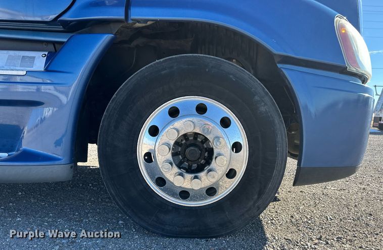 image for item ER8582 2013 Freightliner Cascadia semi truck