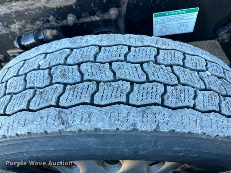 image for item ER8582 2013 Freightliner Cascadia semi truck