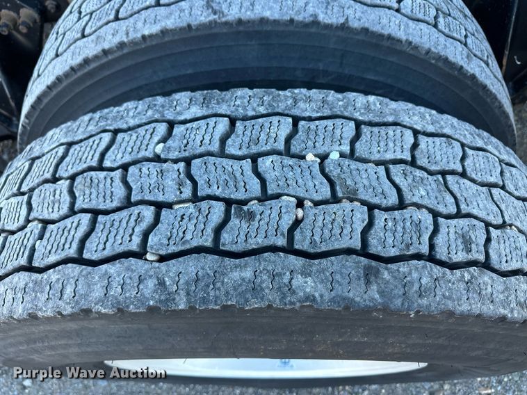 image for item ER8582 2013 Freightliner Cascadia semi truck