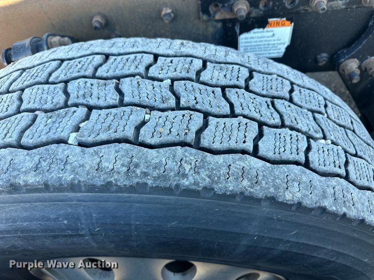 image for item ER8582 2013 Freightliner Cascadia semi truck