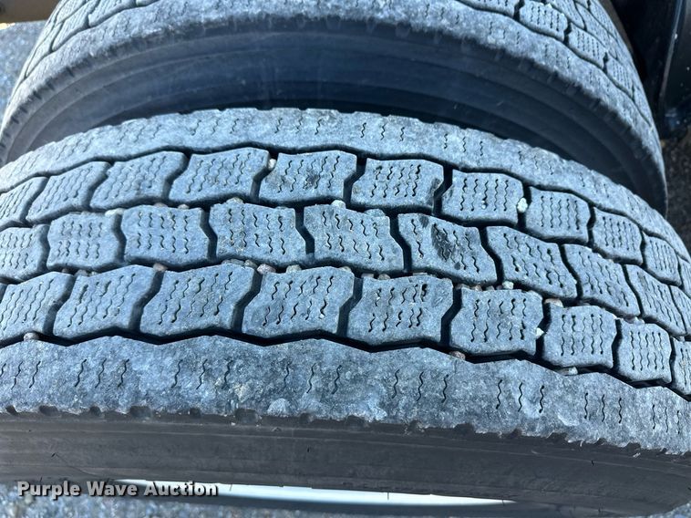 image for item ER8582 2013 Freightliner Cascadia semi truck