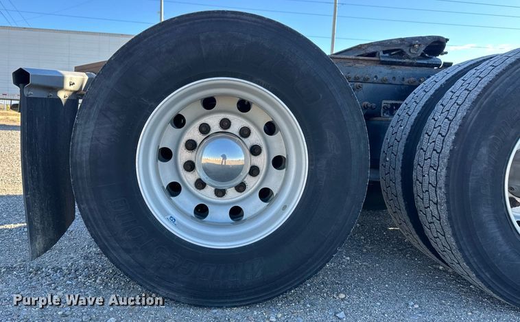 image for item ER8582 2013 Freightliner Cascadia semi truck