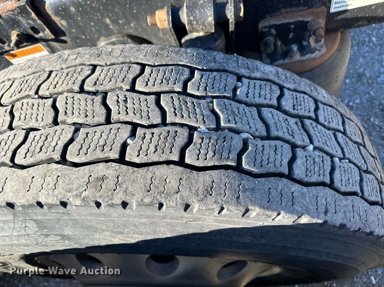 image for item ER8582 2013 Freightliner Cascadia semi truck