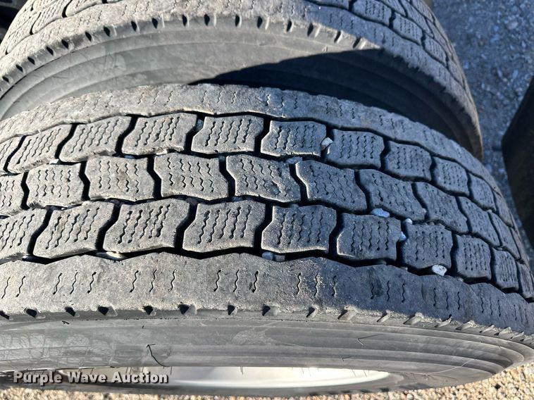 image for item ER8582 2013 Freightliner Cascadia semi truck