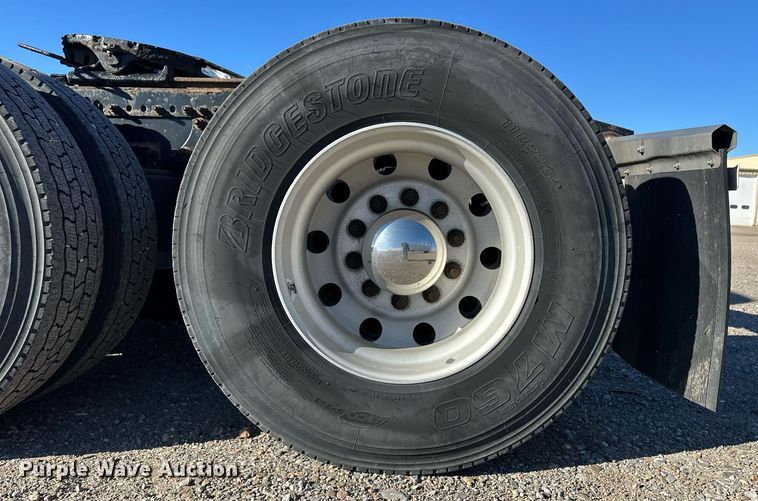 image for item ER8582 2013 Freightliner Cascadia semi truck