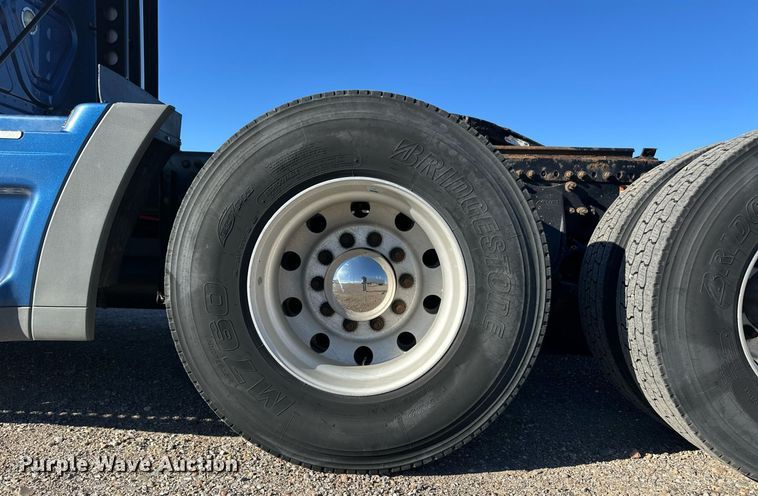 image for item ER8582 2013 Freightliner Cascadia semi truck