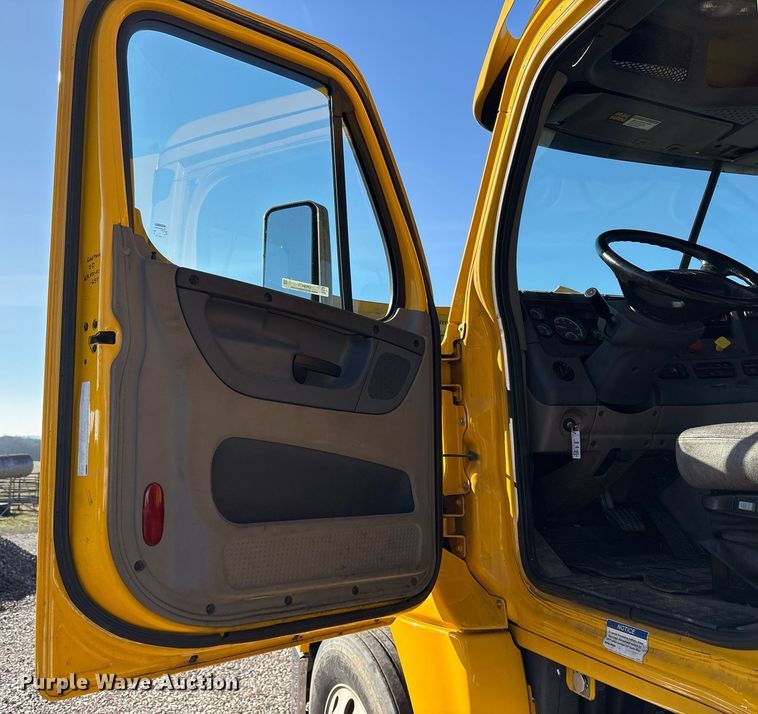 image for item OK9477 2016 Freightliner Cascadia 125 semi truck