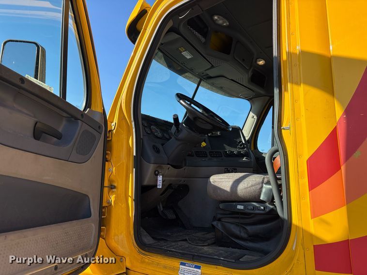 image for item OK9477 2016 Freightliner Cascadia 125 semi truck