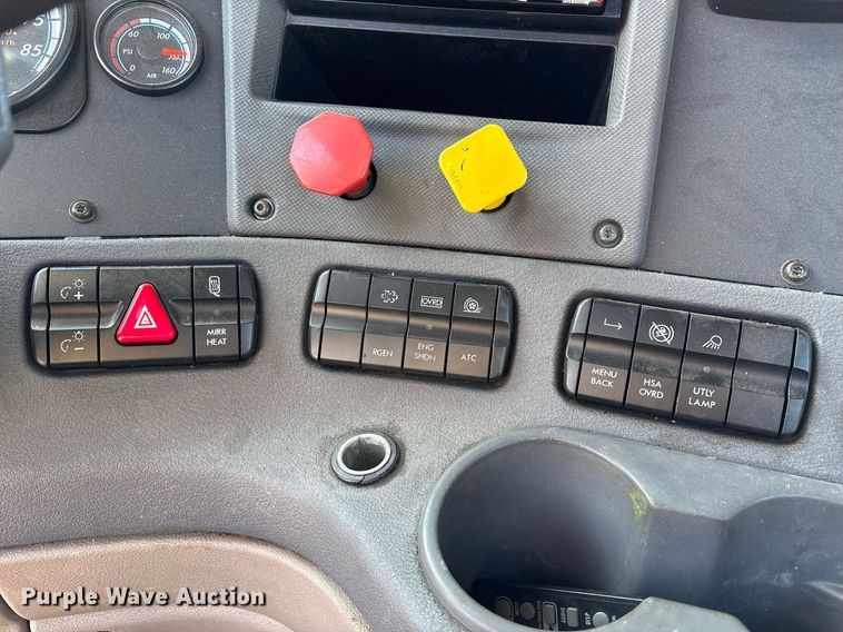 image for item OK9477 2016 Freightliner Cascadia 125 semi truck