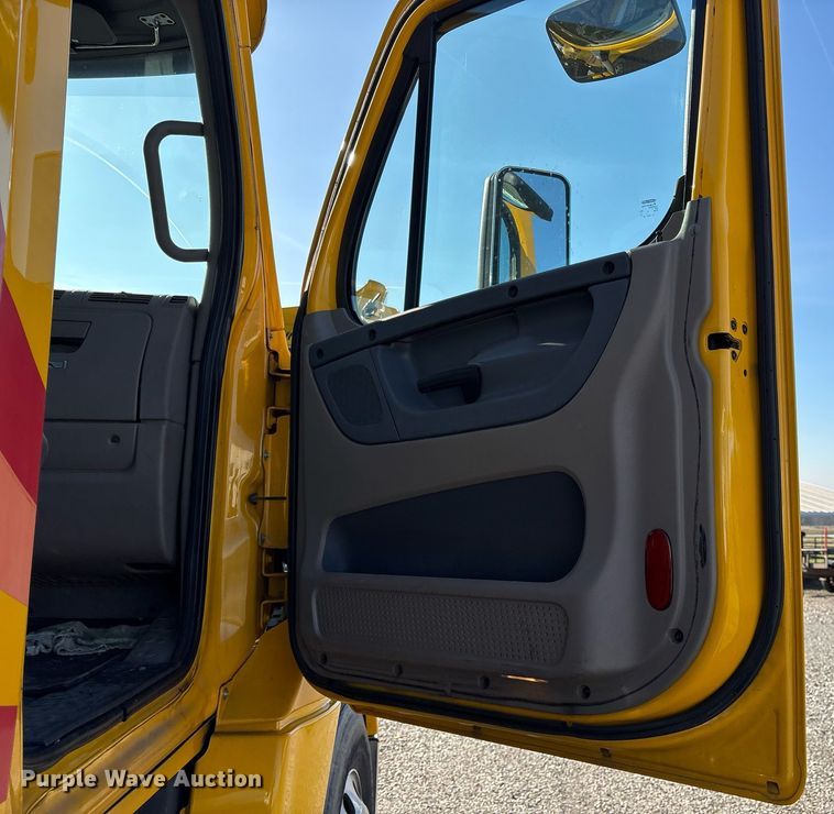 image for item OK9477 2016 Freightliner Cascadia 125 semi truck