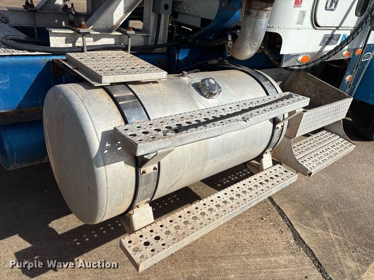 image for item OK9490 2006 Freightliner FLD132 Classic XL semi truck